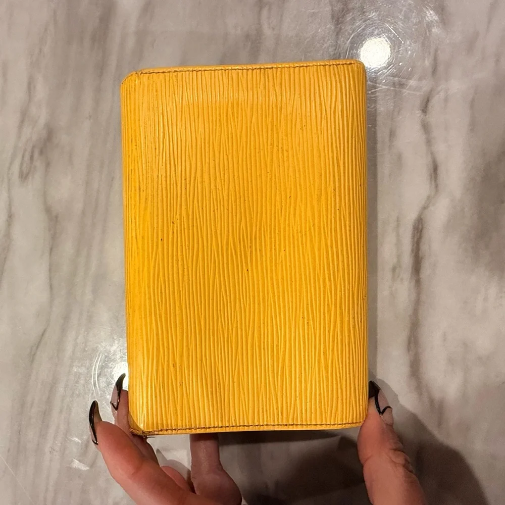 Louis Vuitton Vibrant Yellow & purple passport hold/wallet - lakers colorway - Picture 2 of 13